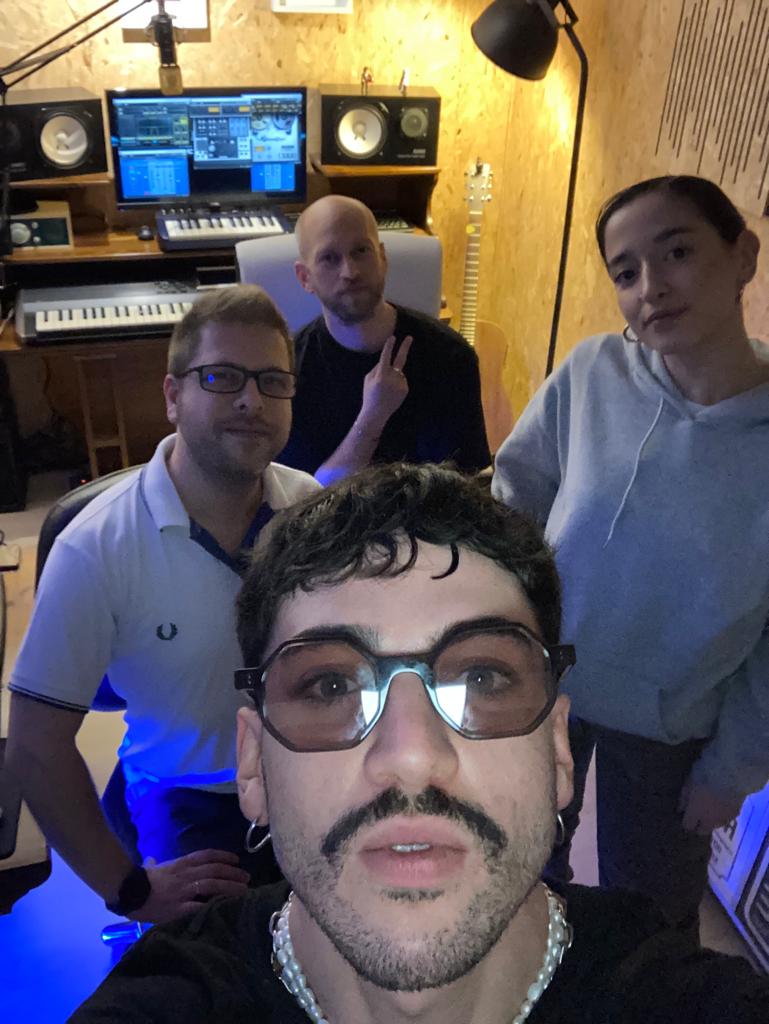 EmilioMunda's tweet photo. Ma che stiamo combinando?
#producer #hits #amicidimariadefilippi #amici23  @ilpiccolog @pieroromitelli @chiccagram https://t.co/ZuNR03BuMz