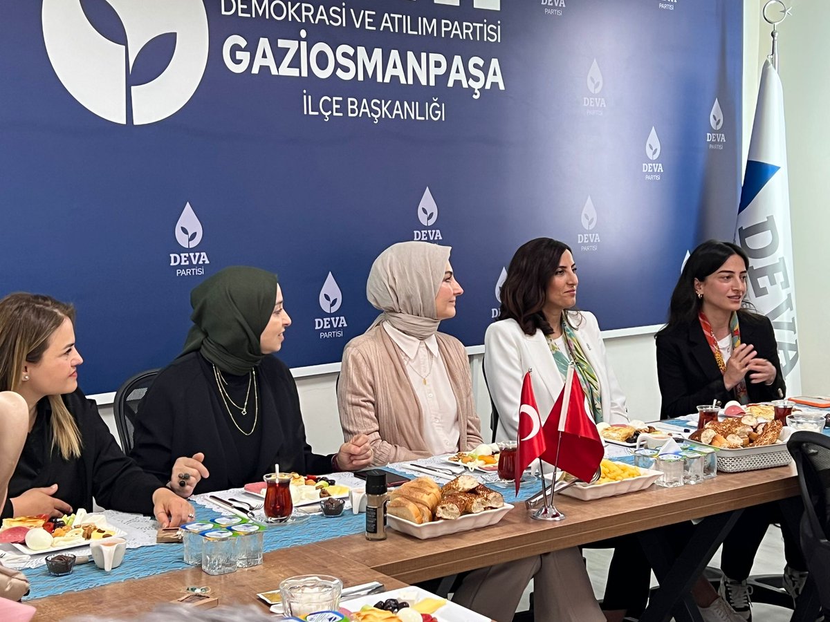RizvanogluEvrim's tweet photo. Kadın varsa çözüm var, kadın varsa bereket var.🫶🏻

Genel Başkanımız Sayın Ali Babacan’ın eşi Zeynep Hanım @zeynep__babacan  ile birlikte kahvaltı organizasyonunda kadınlarla bir araya geldik.

#DEVApartisi #DEVAsahada #CHP #KararVer #28Mayıs #Seçim2023 #ikincitur https://t.co/QkPKqcCKSs