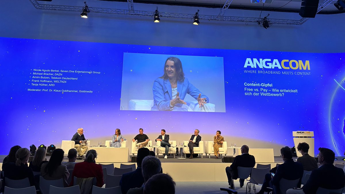 VAUNET_Presse's tweet image. "Ich glaube, dass Partnerschaften der Schlüssel zur Zukunft sind", sagt Nicole Agudo Berbel #SevenOne Entertainment @P7S1Group beim #ANGACOM-Content-Gipfel zu Top-Themen wie #FreeHD, #AVOD, #FAST-Channels, #Vermarktung, #Sportrechte, #KI &amp;amp; #Partnering