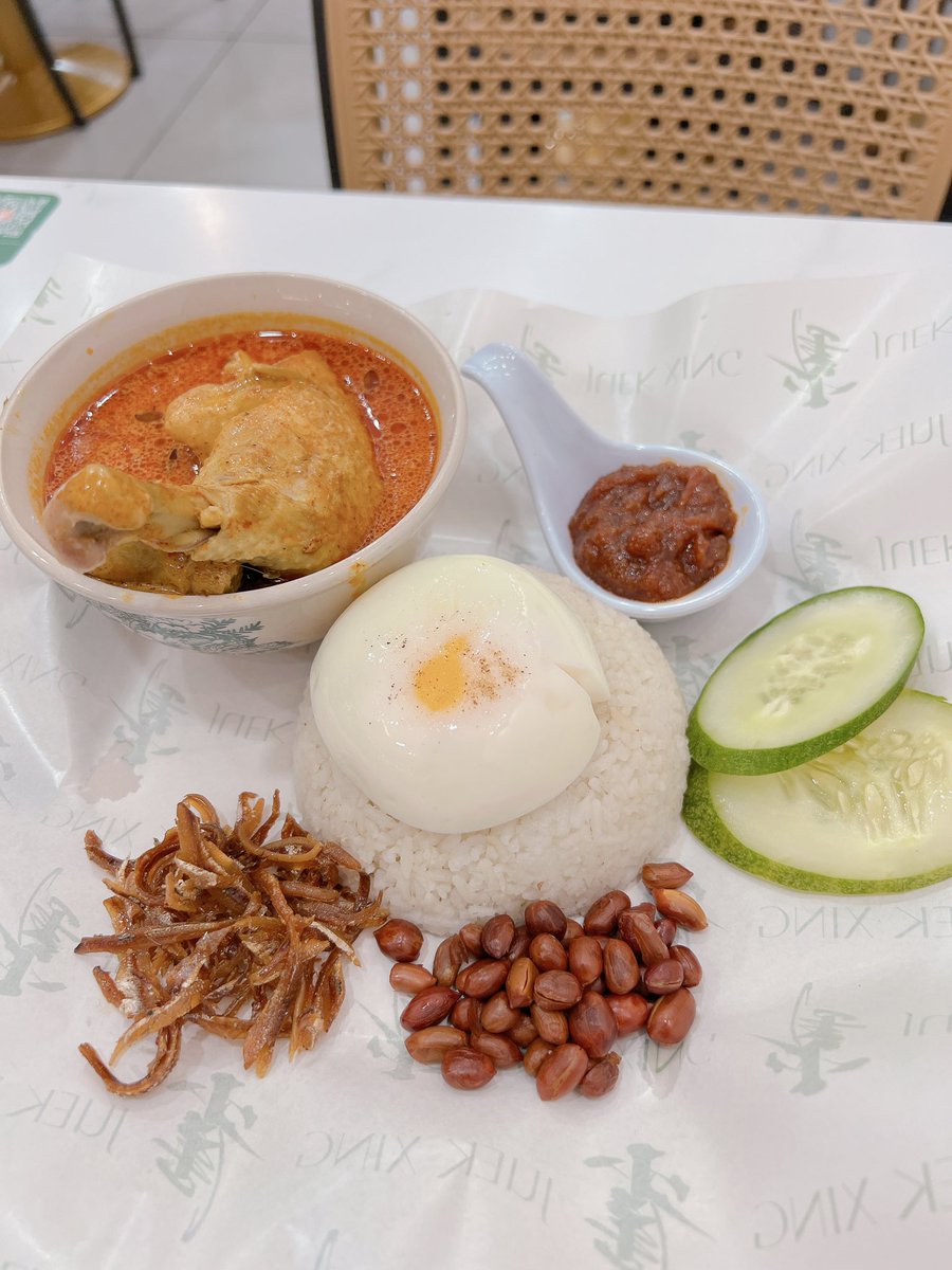 Who eats nasi lemak at 4 in the evening? Me.😁