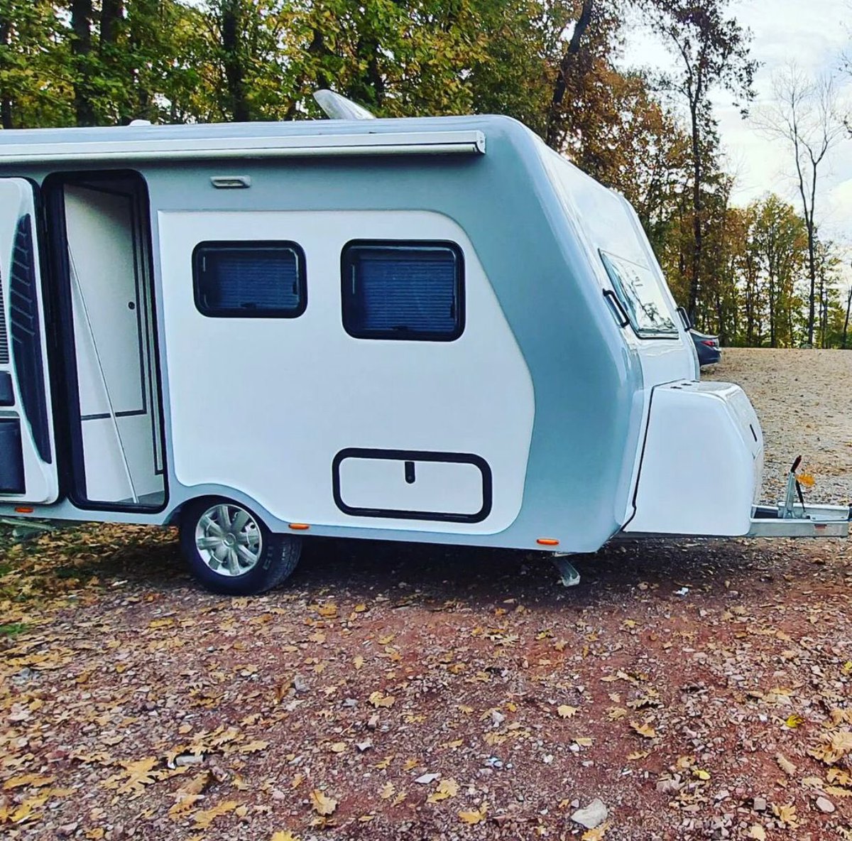 escapekaravan's tweet photo. ESCAPE KARAVAN 🧿🍀
#karavan #seçimhaftası #seçim2023 #o2belgelikaravan #DolarTL #SinanOgan #RecepTayipErdogan #kilicdaroglu #altın #babalatv #istanbul #türkiye #carsamba #deprem #YuezuencueYıla55BinOEğretmen #acunilicali #Bitcoin #kılıçdaroğlunu #SonDakika https://t.co/Y1SLOd42zR