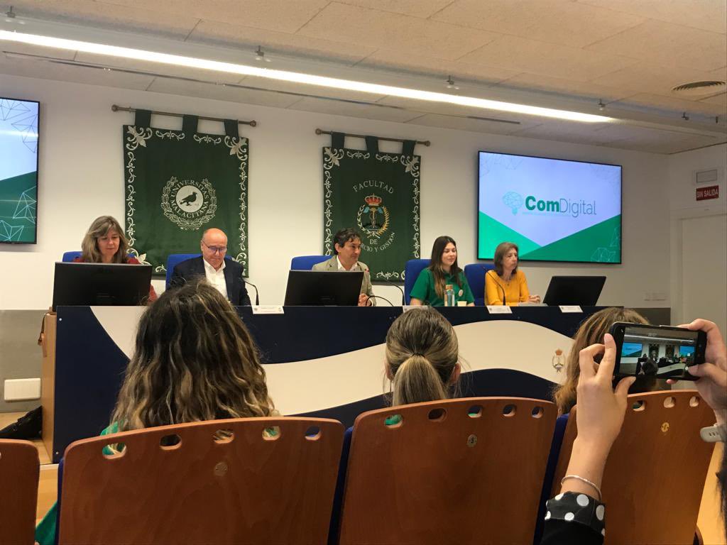 MarketingGesUMA's tweet photo. #EstáPasando
Se está presentando en la facultad el proyecto #ComDigital, la Agencia de Marketing Digital de la Facultad de Comercio y Gestión… https://t.co/VjI55bbNV4