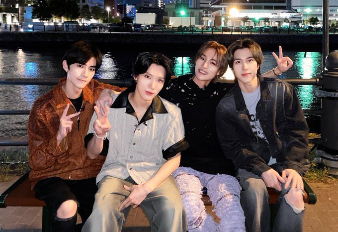 nctyzenbase's tweet photo. [TRANS] 230524 @WayV_official Update ✨💚 

"Duduk di pemandangan malam Yokohama yang indah😆"

#YOKOHAMA #Vlog #TourBox_Chapter4
#WayV_TheFirstVision_in_JAPAN
#WayV #WeiShenV #威神V

#NCT #WayV @WayV_official 
@nctyzenbase @nctyzenbase_ 🐹 https://t.co/U2SMqS6YD0