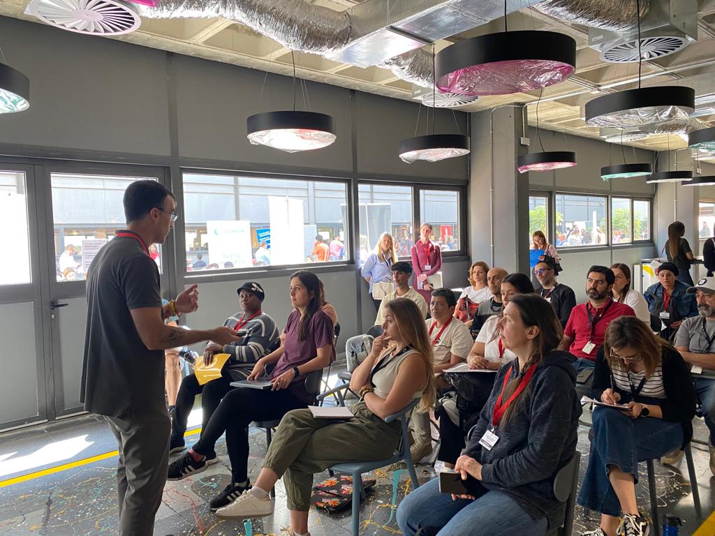 OcupacioCR's tweet photo. Durant el #IVNetworkingCreuRoja s'han anat fent 2 tallers:
@albert_balague ens ha ajudat amb el CV i les entrevistes amb el taller "Que espera l'empresa de tu, candidat/a".
@borjanicolau ens ha fet un taller de comunicació "Aprèn a presentar la teva candidatura amb convicció". https://t.co/EbiM7J6qA2
