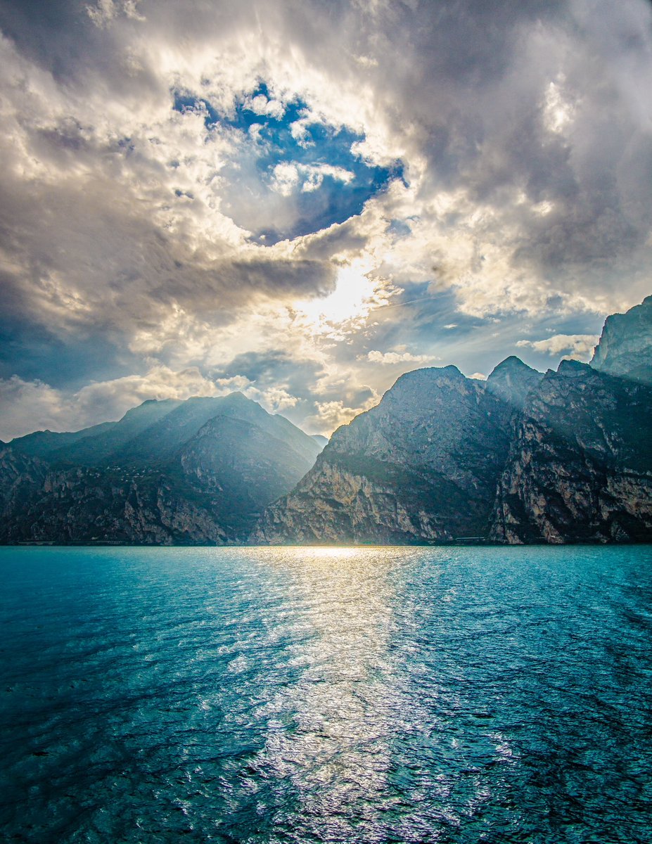Aug 2022, a stunning boat ride on the north part of Lake Garda, we caught the sun setting through the clouds. ⛅️ ⛴️🌅
#italy #lakegarda