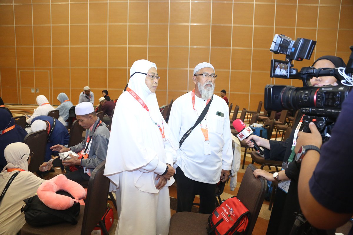 Tabung_Haji's tweet photo. Suasana kumpulan jemaah haji KT14 (SV 5609) di Movenpick, Sepang, bersama-sama keluarga tercinta, disantuni oleh petugas-petugas haji.

Mari kita doakan agar para jemaah mendapat haji yang mabrur untuk musim ini. Semoga segala urusan dipermudahkan oleh Allah SWT, Insya-Allah. https://t.co/zOClccWcLH