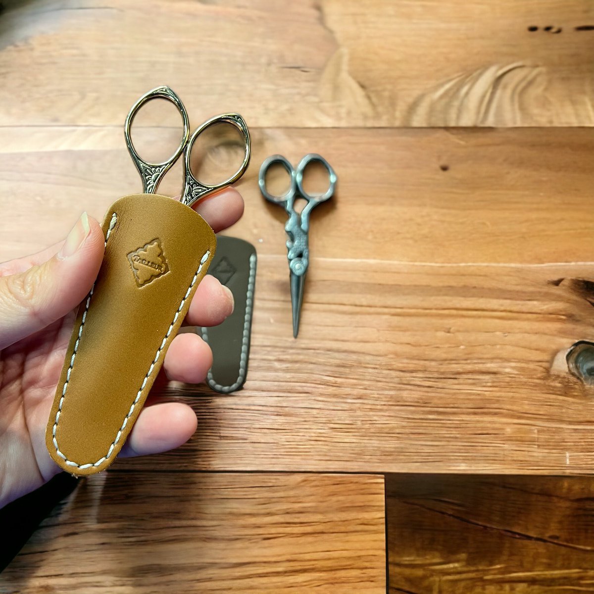 MONOKOKORO1's tweet photo. シザーケース、再入荷しました🌱

MONOKOKOROで1番人気の商品【デザインシザー】と一緒に購入されることが多い【シザーケース】
長らくメーカー欠品していましたが、本日再入荷しました。

ご自分用に、プレゼントに、、、
是非セットでのご利用をおすすめします🌱

・シザーケース　¥605 https://t.co/KO8RYtKCUh
