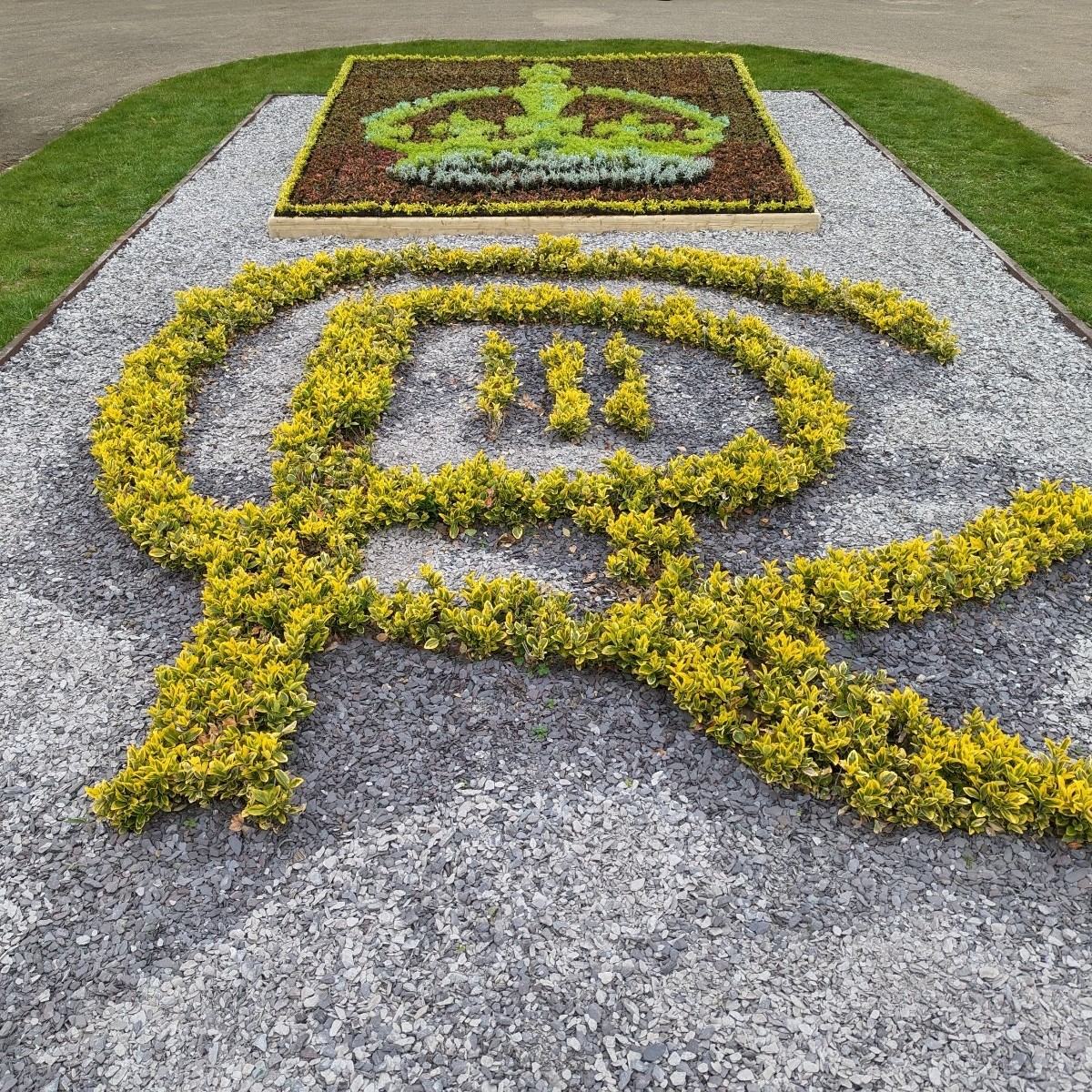 HillsCastle's tweet image. A crown has been added to HM The King's cypher at Hillsborough Castle and Gardens - our floral tribute to celebrate the King's Coronation 🤩

The crown has been planted with tender carpet bedding plants and will be in place until the first frosts in Autumn 🍂