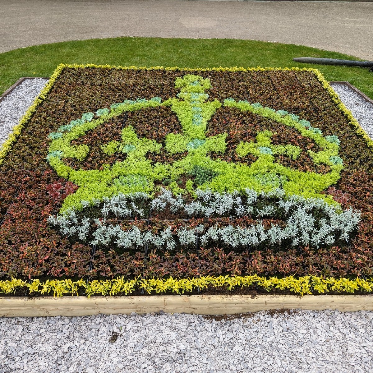 HillsCastle's tweet image. A crown has been added to HM The King's cypher at Hillsborough Castle and Gardens - our floral tribute to celebrate the King's Coronation 🤩

The crown has been planted with tender carpet bedding plants and will be in place until the first frosts in Autumn 🍂