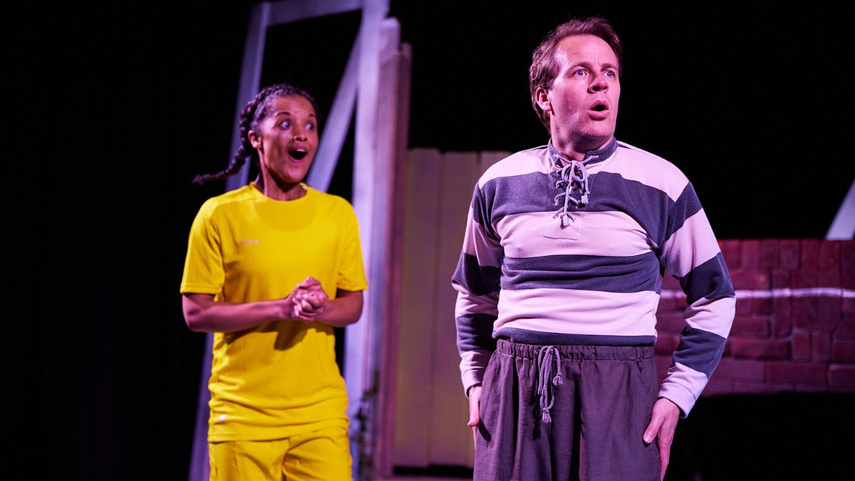 LeedsPlayhouse's tweet photo. 'You know the team song?'
'Everybody knows the team song!'🎶
Make the most of this #MayBreak with @fidgettheatre's  #FootballFreddie. Freddie Farren is a little girl who LOVES football - join her in this magical new show!

📅31 May-3 Jun
🎟️https://t.co/s0R3AEPf7T
📸@photosbydavid https://t.co/dqO8eU26ib