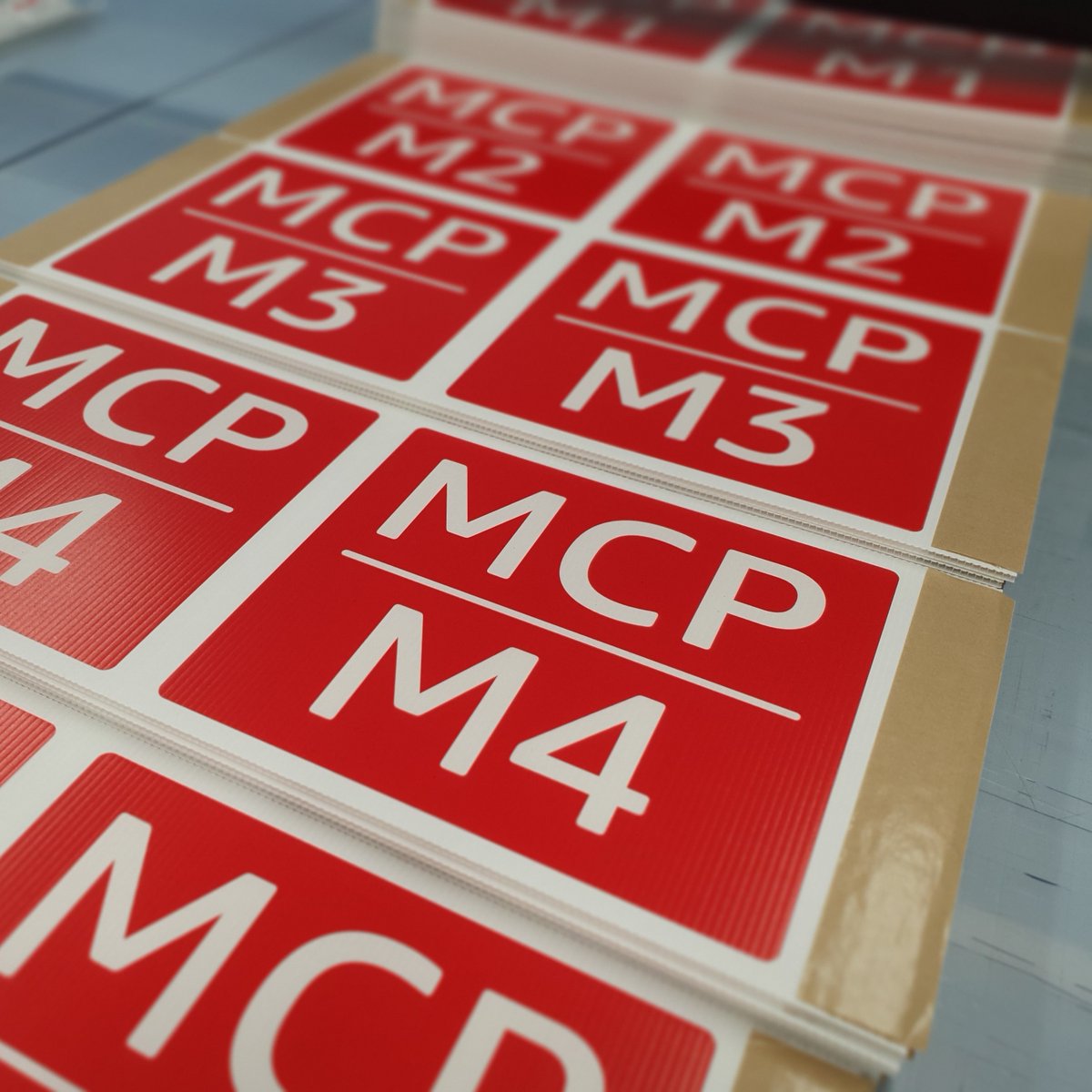 rcgraphix's tweet image. We've been busy in the workshop preparing a few of these projecting #CorrexSigns for one of our regular clients.

#Signs #UKManufacturing #Warehousing #WarehouseManagement #WarehouseSupplies #SiteBoards #YorkshireBusiness  #BarnsleyIsBrill #Doncaster #Sheffield #Barnsley