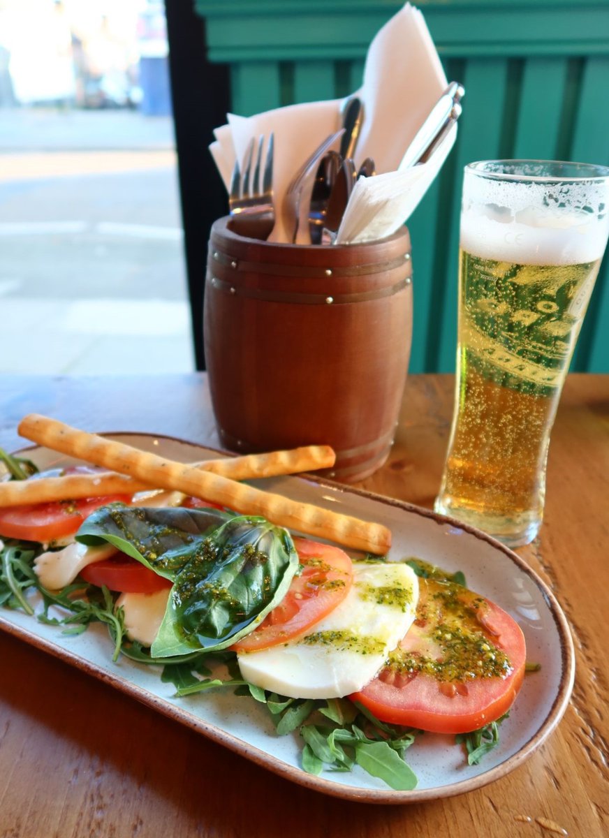 carlisibar's tweet photo. Sometimes, simple is best. Like our mozzarella and tomato plate, topped with fresh basil and served with crunchy breadsticks... Green, white and red, just like our Italian flag! 

#realitalianfood #italianfood #cocktails #sharingboard #allerton #liverpool https://t.co/Fwdaow6Dyr