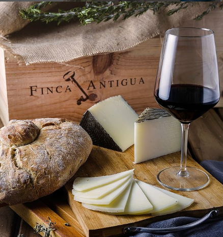 No hace falta que des explicaciones. 
Buen pan. Buen queso. Finca Antigua Reserva. 🍷
¡Feliz #winewednesday en la #RutadelVinodeLaMancha!📸 @FincaAntigua @MartinezBujanda