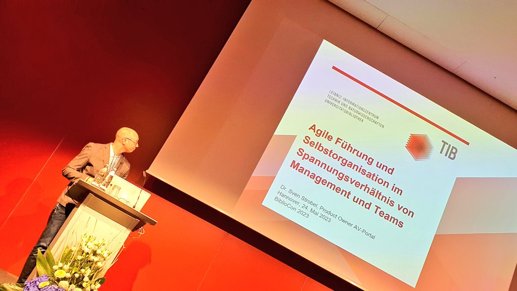 Benjamin Flämig (@benjaminflaemig) on Twitter photo Die grosse Halle auf der #111BiblioCON platzt beim Thema New Work aus allen Nähten. Gut, dass mit Sven Strobel vom <a href="/TIB_AVPortal/">TIB AV-Portal</a> und Mitbegründer der <a href="/agilebibliothek/">Community of Practice "Agilität in Bibliotheken"</a> jemand den Aufschlag macht, der sich auch ganz praktisch damit auskennt! 😊 Die grosse Halle auf der #111BiblioCON platzt beim Thema New Work aus allen Nähten. Gut, dass mit Sven Strobel vom <a href="/TIB_AVPortal/">TIB AV-Portal</a> und Mitbegründer der <a href="/agilebibliothek/">Community of Practice "Agilität in Bibliotheken"</a> jemand den Aufschlag macht, der sich auch ganz praktisch damit auskennt! 😊