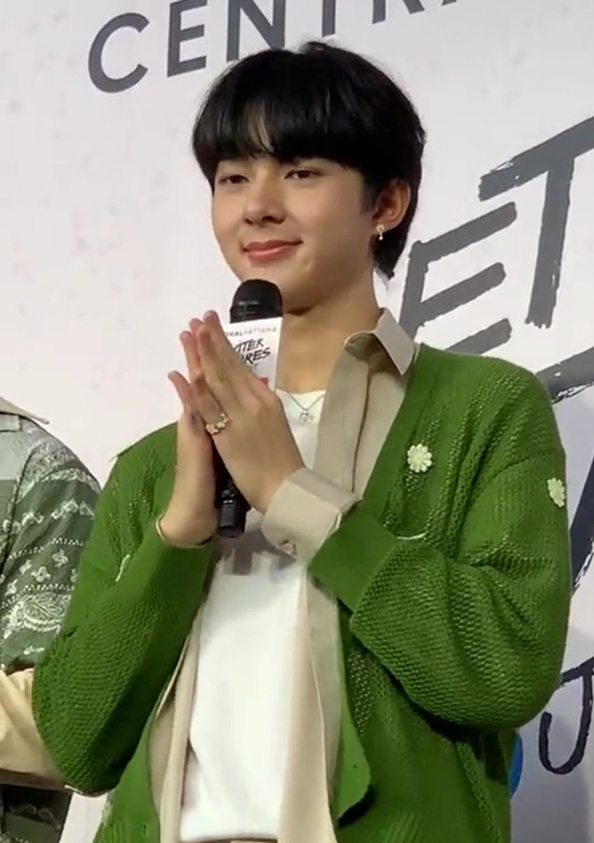 Paolyflower's tweet image. Handsome 😻😍❣️😍😍#CentralPattanaxZeeNuNew 
#centralwOrld
#BetterFuturesProject 
#CentralPattana

#ZeeNuNew #ZeePruk #NuNew #Zunshine #NanaNu