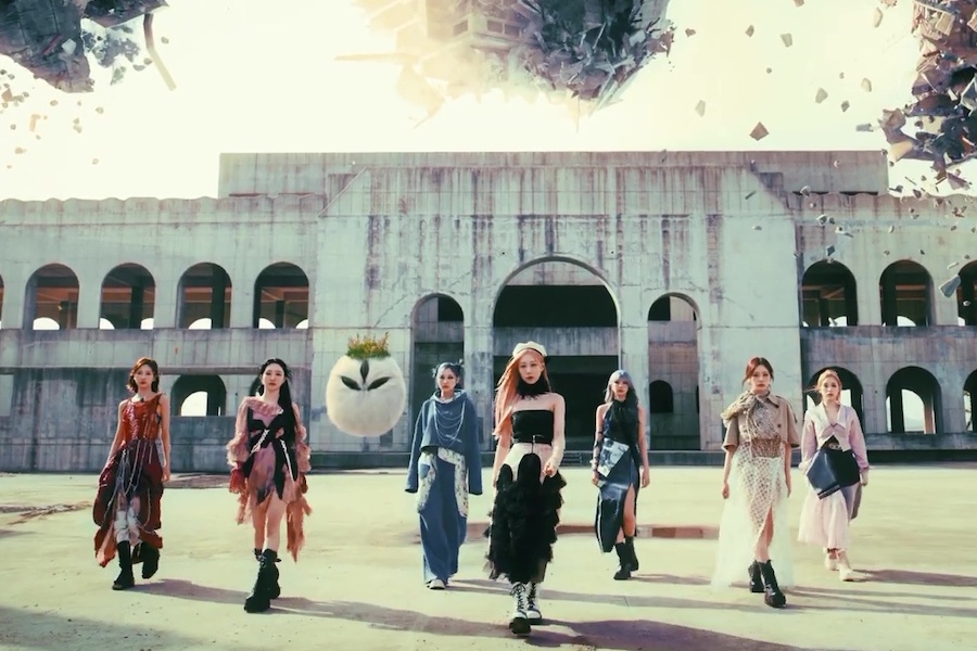 soompi's tweet photo. WATCH: #Dreamcatcher Sings Of An Emotional Farewell In "BONVOYAGE" Comeback MV 
https://t.co/xgLX6SgXUJ https://t.co/TgH2J5YbZQ