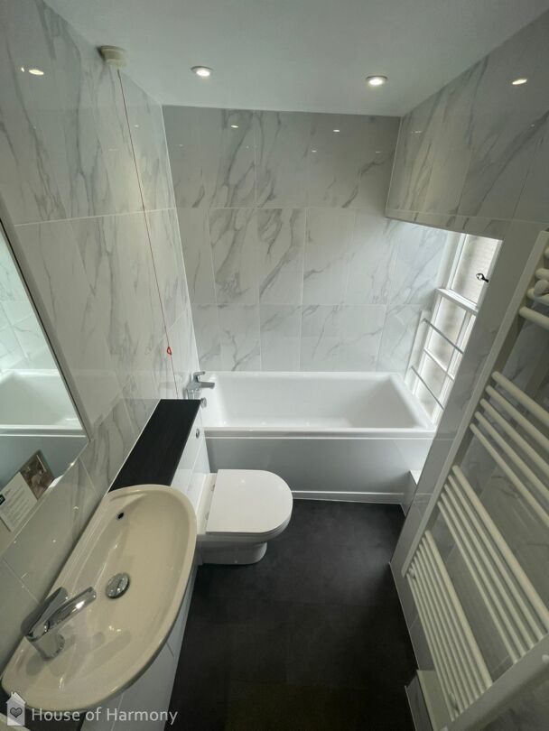 Beautiful bathroom recently installed in Bury St Edmunds.  Lovely Utopia fitted furniture in Nadia door style in white gloss with arch handles and Matese washbasin unit. With a laminate worktop in black linear. #Bathroom #newbathroom #bathroomdesign

house-of-harmony.co.uk/project/bathro…
