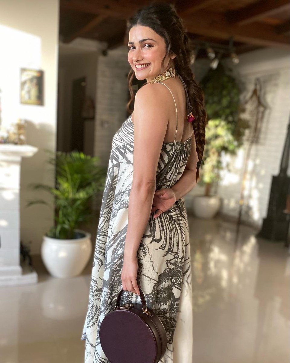 etimes's tweet photo. Prachi Desai looks drop-dead gorgeous in these sun-kissed pictures.

#PrachiDesai #Bollywood #Celebrities #ETimes https://t.co/kn5a3Zucmw