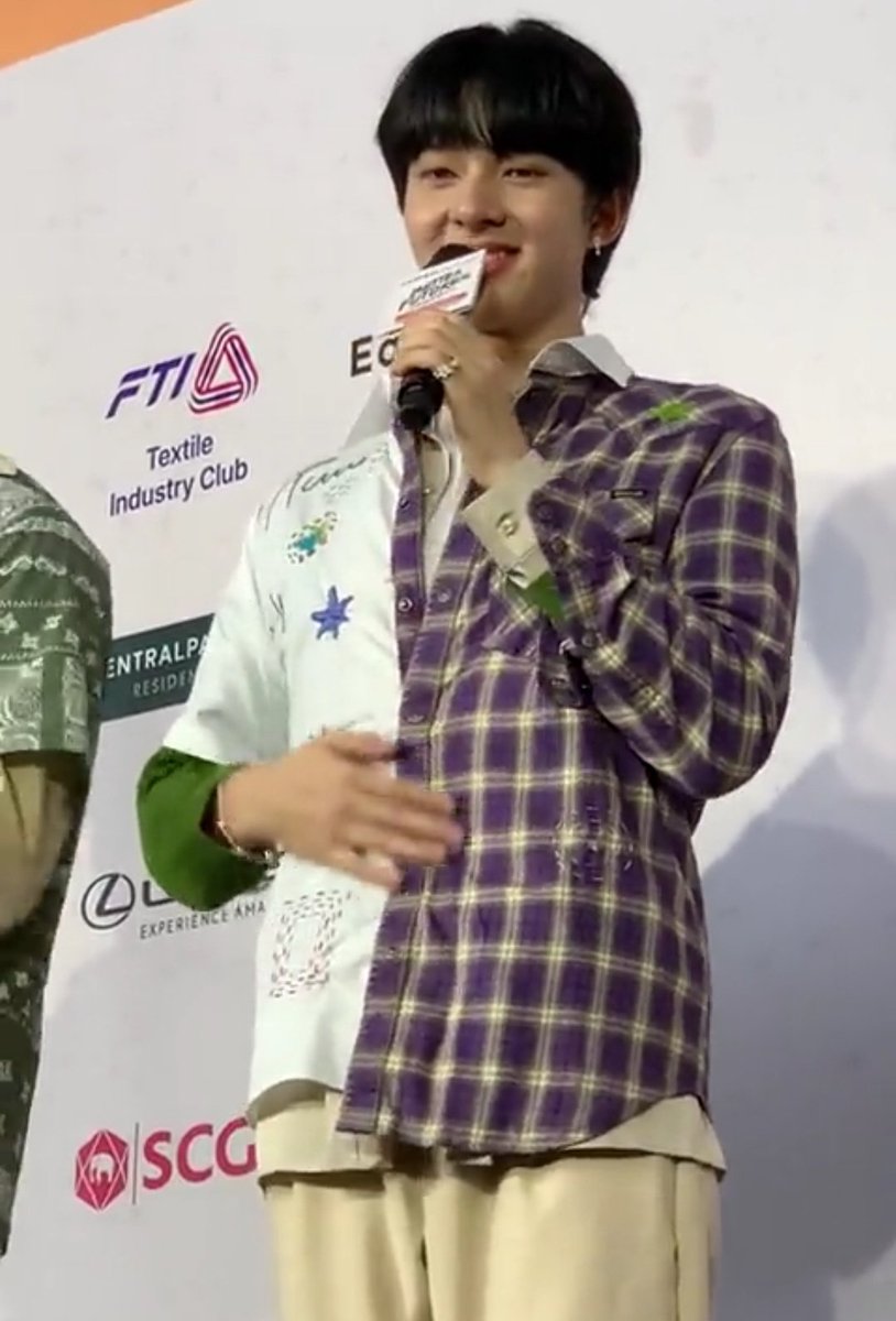 Paolyflower's tweet image. Handsome 😻😍❣️😍😍#CentralPattanaxZeeNuNew 
#centralwOrld
#BetterFuturesProject 
#CentralPattana

#ZeeNuNew #ZeePruk #NuNew #Zunshine #NanaNu