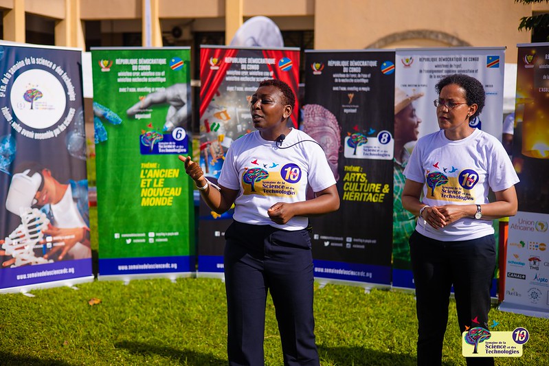 DoraMuanda's tweet photo. Tellement fière de l'équipe pédagogique qui m'aide à assurer les formations intensives que nous offrons à nos élèves sur Kinshasa dans le cadre de la @ScienceRDC. Science is fun, join us.
@MadiKadima @assimay
#SST10 https://t.co/3EKpEItFJl