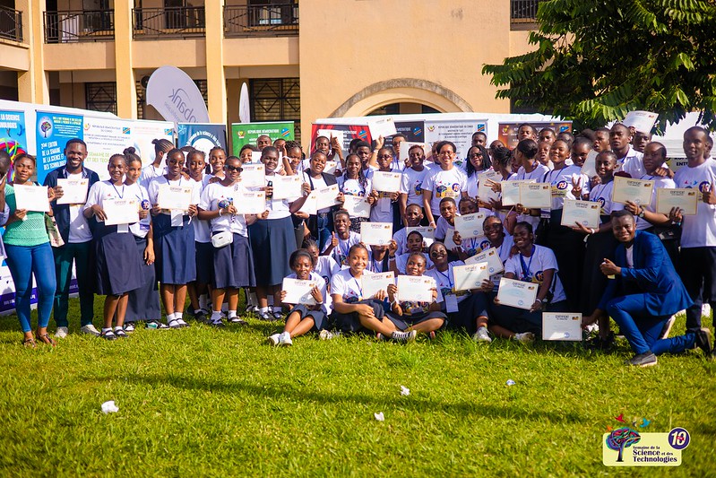 DoraMuanda's tweet photo. Tellement fière de l'équipe pédagogique qui m'aide à assurer les formations intensives que nous offrons à nos élèves sur Kinshasa dans le cadre de la @ScienceRDC. Science is fun, join us.
@MadiKadima @assimay
#SST10 https://t.co/3EKpEItFJl