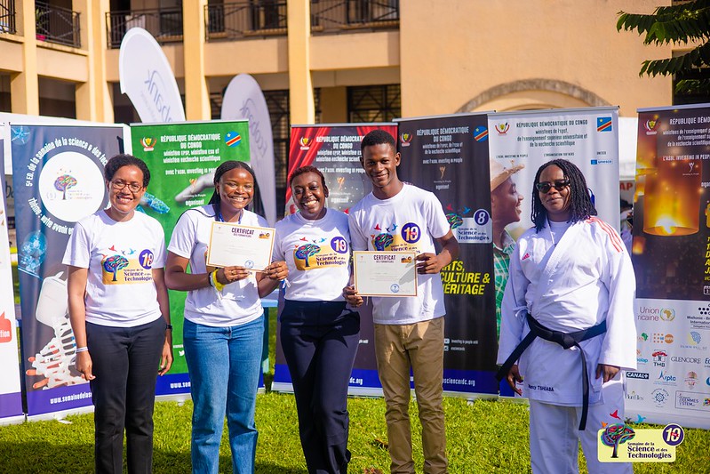 DoraMuanda's tweet photo. Tellement fière de l'équipe pédagogique qui m'aide à assurer les formations intensives que nous offrons à nos élèves sur Kinshasa dans le cadre de la @ScienceRDC. Science is fun, join us.
@MadiKadima @assimay
#SST10 https://t.co/3EKpEItFJl