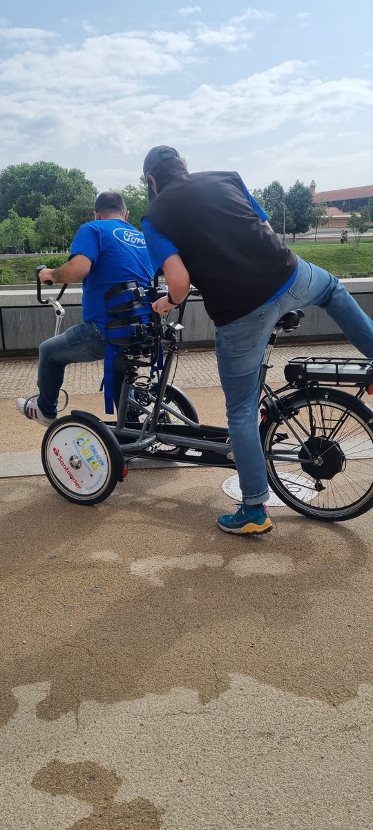 ¡Hoy tenemos por delante un día muy divertido! Estamos en Madrid Río con los #voluntarios de @FordSpain para disfrutar de una jornada con nuestras bicis adaptadas. 🧑‍🦼🚴‍♂️
¡Ansiosos  de que lleguen los chicos de @fundacionnumen para empezar a pedalear! 
@FordFund