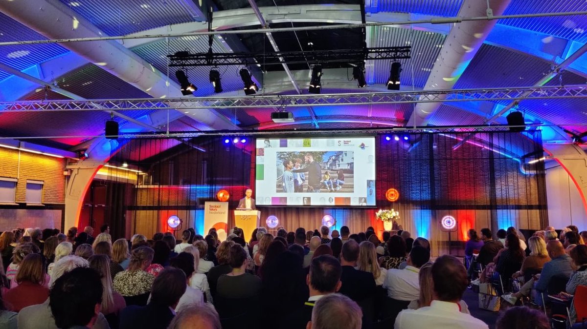 Lex Staal, directeur-bestuurder <a href="/SociaalWerkNL/">Sociaal Werk Nederland</a>: “Voor #NEXTLEVEL sociaal werk is in elk geval nodig: meer mensen en middelen, en continuïteit in ons werk - langdurige contracten.”
#sociaalwerk2023