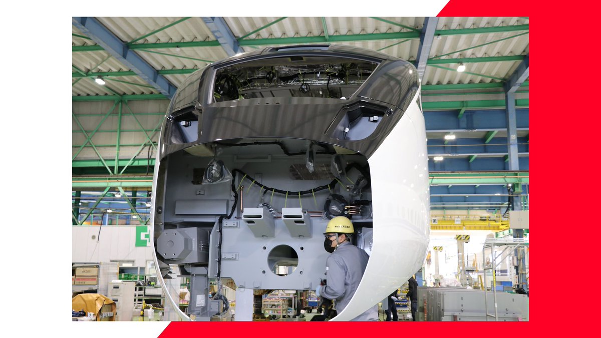 Hitachi_Japan's tweet photo. 今回 #HitachiOpenDay で展示された #EMU3000 の製造は3次元の設計図により設計・製造した笠戸事業所初の車両🚊　フル３Dになったことで様々なデータがデジタルにつながり、製造現場でのDXが推進されています。写真はEMU3000の車体頭部の製造の様子です👀 https://t.co/tCsjvXljHa