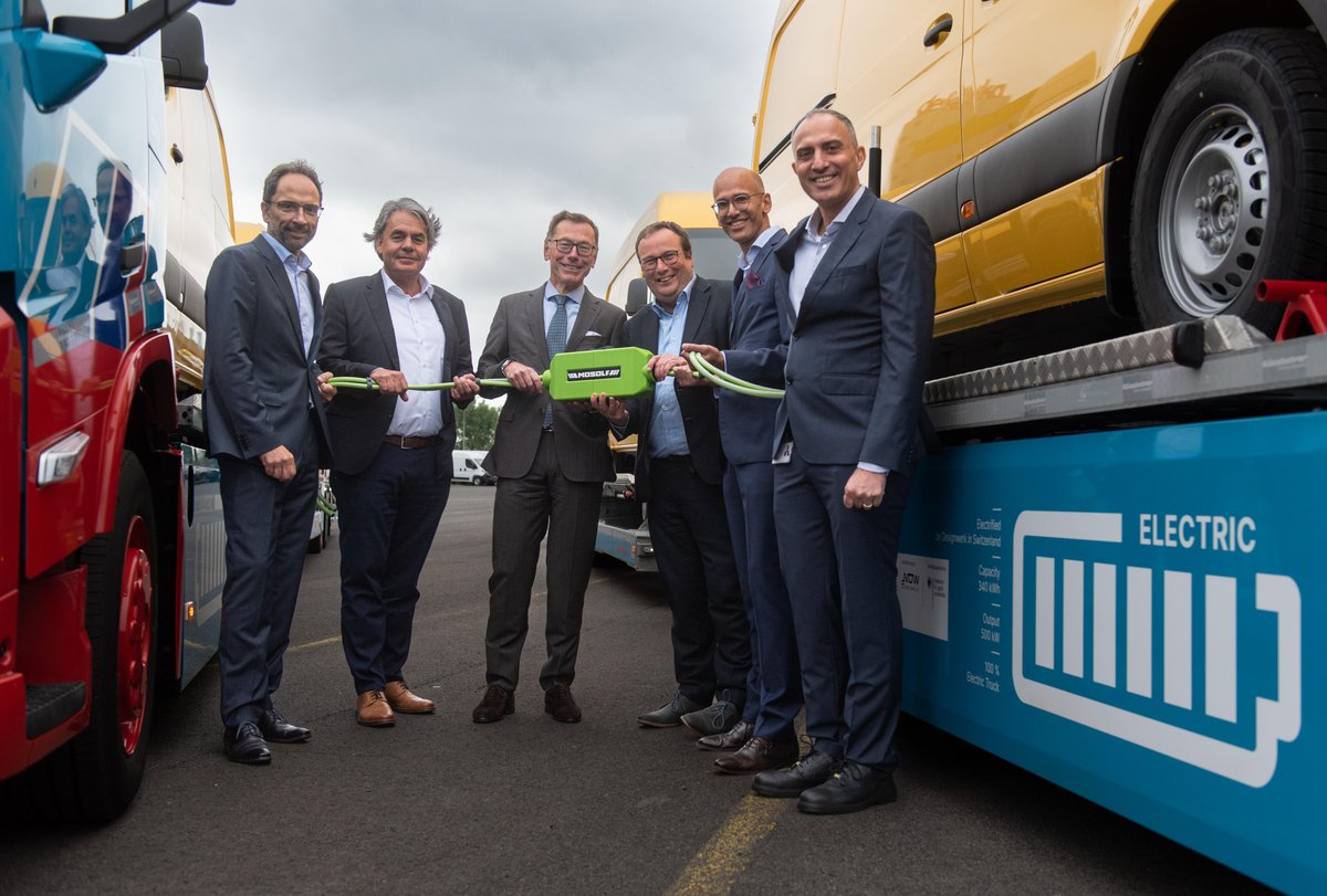 designwerkgroup's tweet photo. ⚡Drei vollelektrische Designwerk Autotransporter für @MOSOLFgroup  

⚡Three fully electric Designwerk car carriers for @MOSOLFgroup 

#Designwerk #elektrolkw #Elektromobilität #Nachhaltigkeit #CO2frei #Innovation https://t.co/YF8fOw2aoe