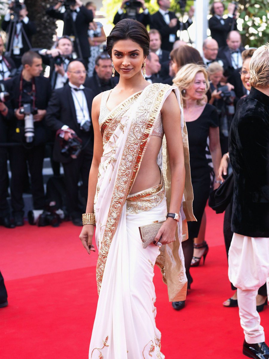 HELLOmagIndia's tweet photo. #HELLOThrowback: Indians at Cannes supremacy >>>
.
Which one is still etched in your memory?
#ShahRukhKhan𓀠 #AishwaryaRai #amitabhbachan #DeepikaPadukone #LeonardoDiCaprio #CannesFestival2023 https://t.co/cP96MsomDh