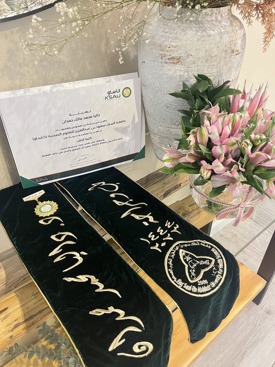 DaliaHamdan_'s tweet photo. (قد جعلها ربي حقا)

بفضل الله وتوفيقه أولًا، ثم بدعم عائلتي
تم تخرّجي بدرجة بكالوريوس الطب و الجراحة بترتيب الأولى على الدفعة الرابِعة بجامعة الملك سعود بن عبدالعزيز للعلوم الصحية🎓🤍

اللهم اجعل الطب شفيعاً لي عندما أُسأل عن عمريّ فيما افنيت و اجعلني ذخراً للإسلام و المسلمين https://t.co/WzyM0y9dIi