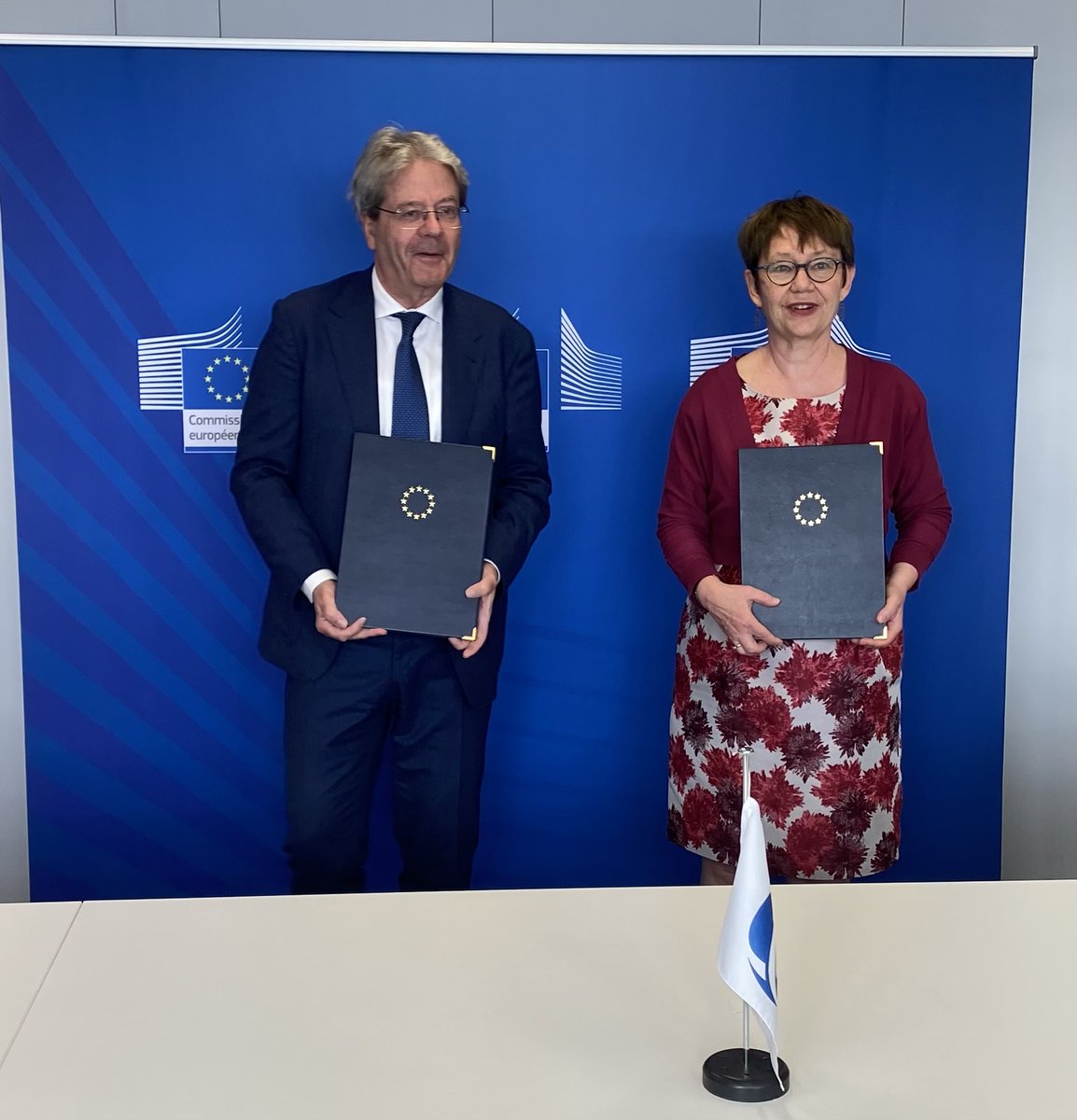 A pleasure to meet Commissioner @PaoloGentiloni again here in Brussels yesterday. 

@EBRD cooperates with the EU to deploy #InvestEU and #RRF for sustainable investments in #Romania .