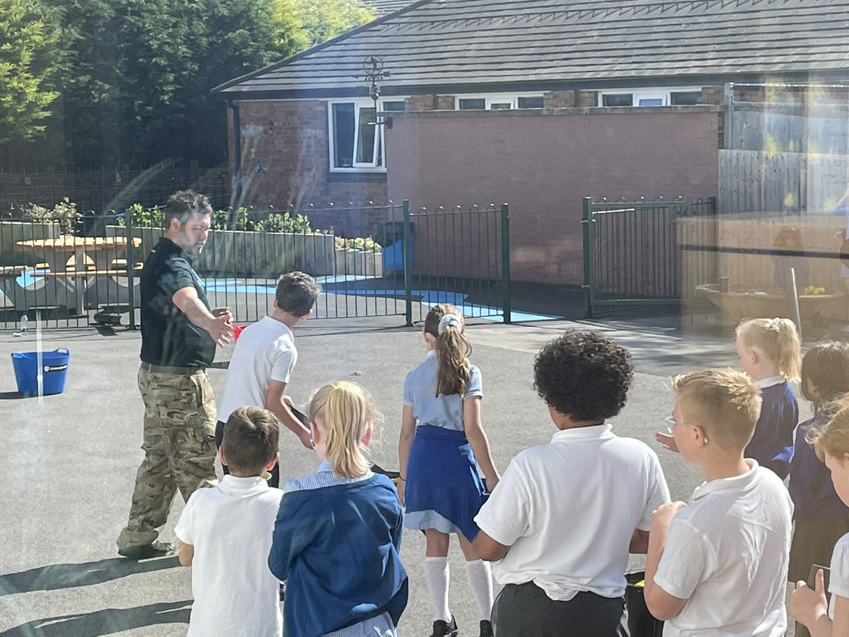 latimerprimary's tweet photo. Team work makes the dream work #ClassPS with @CommandoJoes on this beautiful sunny morning 😎💙 https://t.co/EdsXLw9gsM