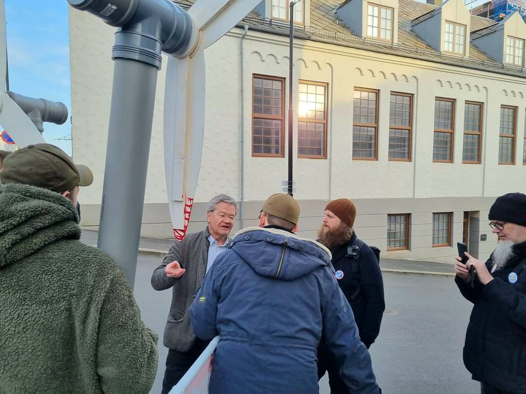 I går kveld truet ordføreren med anmeldelse dersom vi fortsetter å bruke vår karikatur av kommunevåpenet.

Møt opp i Steinparken klokken 14.30 for å høre vårt tilsvar til ordførerens trussel.

#IkkeMittHaugesund #Haugesund #vindkraft #havvind #karikatur #protest