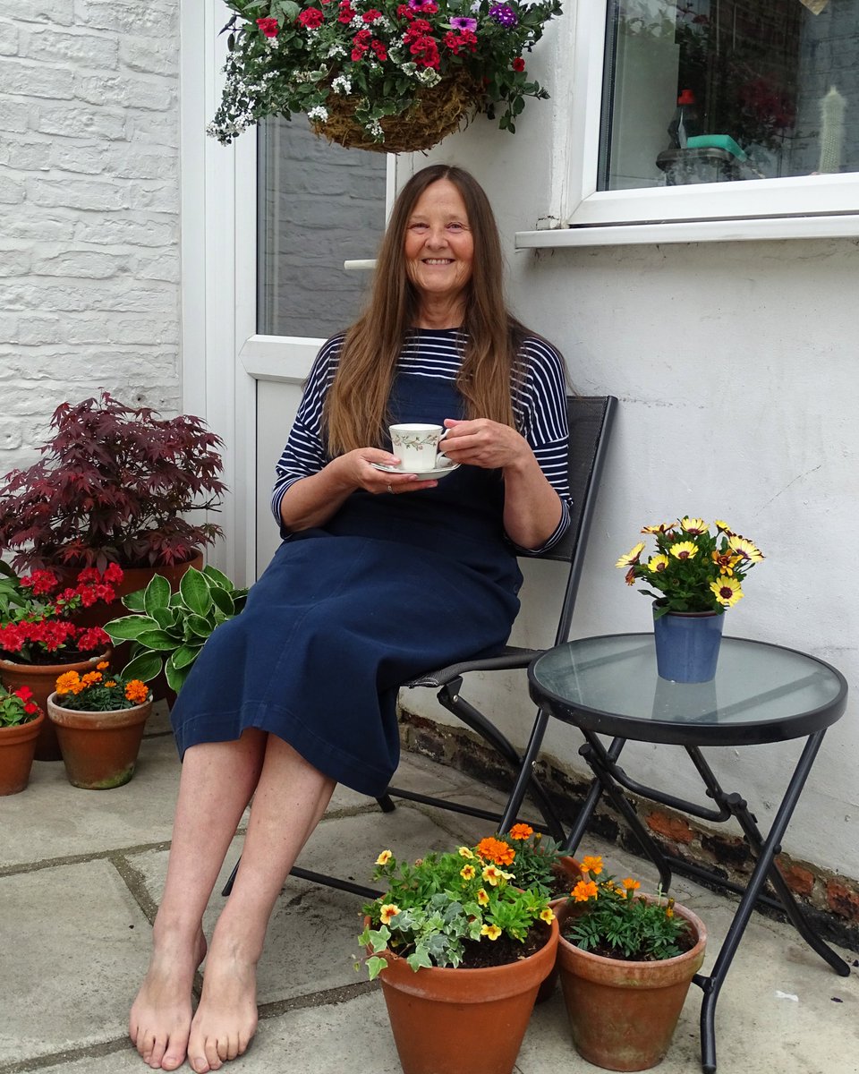 Good morning 😊🌞☕🌸 another beautiful day! I'll be in the garden... #goodmorning #tea #teacup #englishtea #garden #mygarden #sunshine #happydays #spring #may #quietdays #tranquility