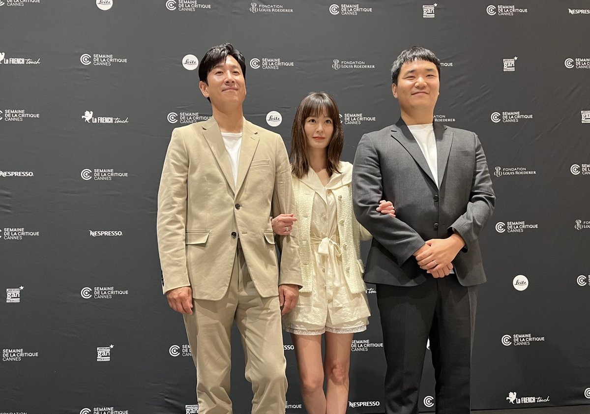 2023년 칸 국제영화제 비평가주간 초청 기념
#정유미 #이선균 #유재선감독 의 스페셜 인증샷 👀!

#칸국제영화제 에서도 오로지 #잠 생각 뿐💤 
이 조합 아주 오예입니다🥰👍