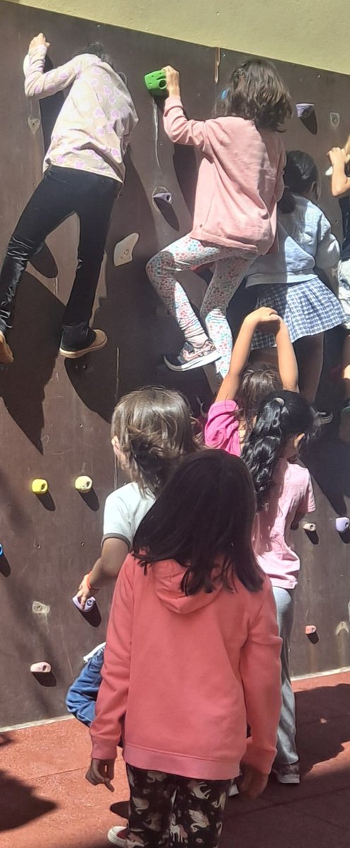 Moltes gràcies comissió patis i <a href="/VentosMir/">AFA Escola Ventós Mir</a> per arreglar i fer més  segurs els rocòdroms de l'escola gran. Tot un èxit! Els infants ja fan cua! #Badalonaeduca #totssomventosmir