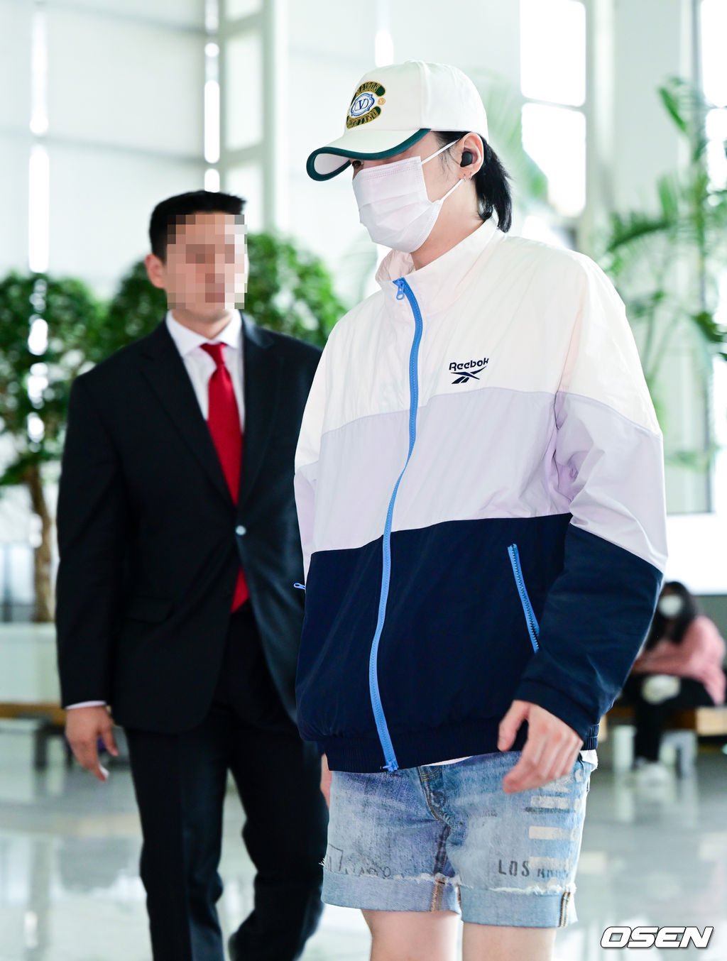 SUGA STREAM⁷ 🥢 on X: Yoongi also matched his airport outfit with actor Ma  Dongseok's from the movie👀 he's the lead actor and plays Ma Seokdo  character English name of the movie