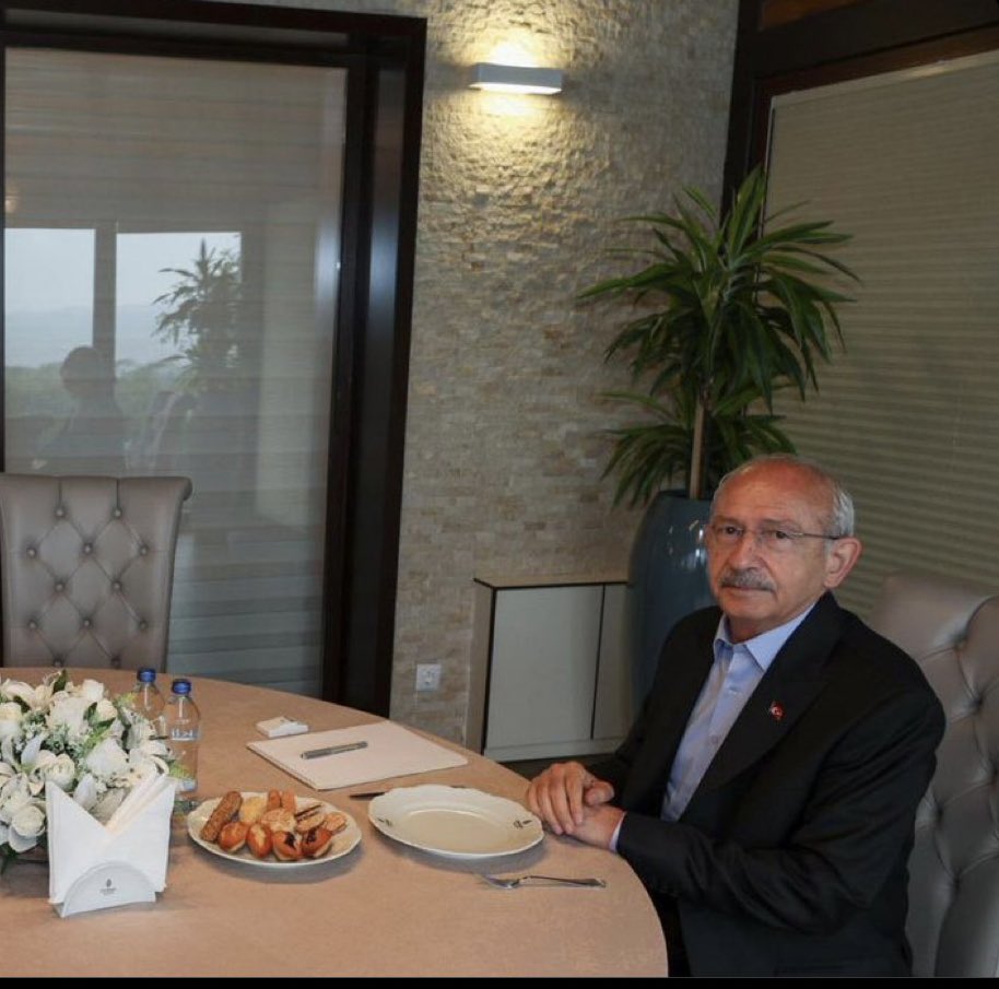 Bu fotograf sabah 04:00'e kadar çekilen
Babala'nin ertesi günü. Bu adam 75 yasinda. 7 saat boyunca soru cevapladi sonrasında uyuyamadığı gözlerden belli. Baskasi gibi banttan degil, önden hazirlanan sorulari da cevaplamadi tabii, canli canli 7 saat, sabaha kadar :) Ben 7 saat