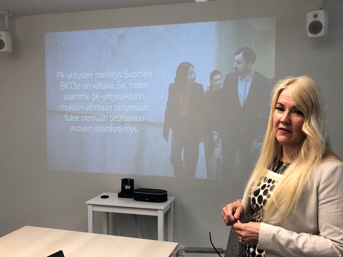 83 % suuryrityksistä on vastuullisuussitoumuksiensa vuoksi painetta tiukentaa ja uudistaa alihankintaketjunsa vaatimuksia.
 
<a href="/KKeitaanniemi/">Katja Keitaanniemi</a>  painava nosto <a href="/TechFinland/">Teknologiateollisuus</a>  PK-alihankintayrityksille. (Lähde: OP Suuryritystutkimus @OP_Ryhma)