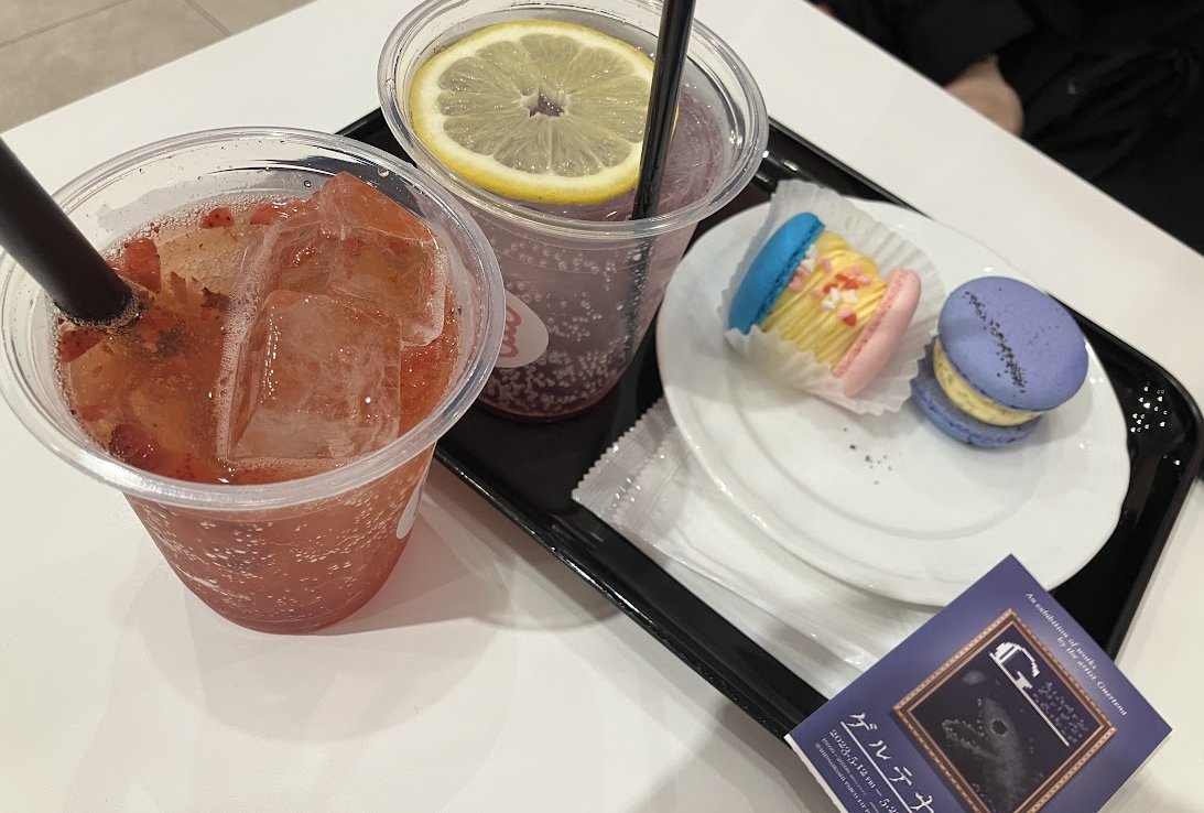 先日大阪ゲルテナ展に行ってまいりました! 名古屋とはまた違った広さや展示方法でわくわくしたり、当日券システムも進化していて感動🌹 🌹 長年一度も会えていなかったsnknさんとやっとご一緒できて、マカロンの約束やお手土産まで最高に可愛くて大変HAPPY…☺️ ありがとうございました!!✨