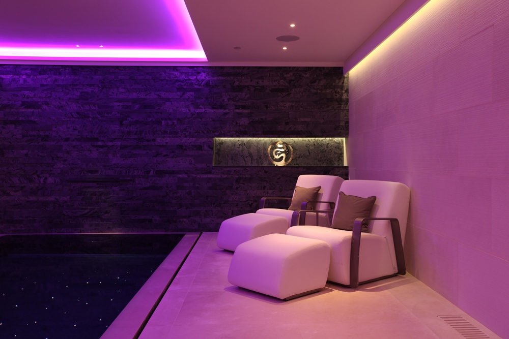 ChelseaQuarter's tweet image. The atmospheric lighting design in this indoor pool was created by @johncullenlighting, and we love the unusual use of #pink lighting. 

#pinklight #swimmingpool #indoordswimmingpoo #interiordesigner #interiordecor #homeinspo #interiors #interiorinspo #lightingdesign #light
