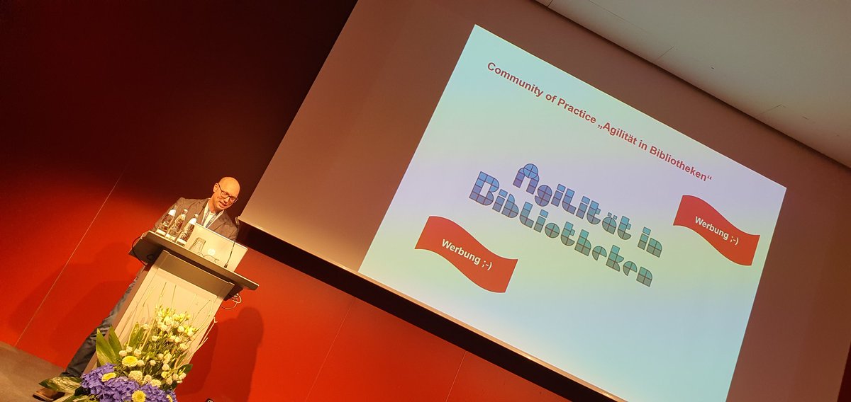 Benjamin Flämig (@benjaminflaemig) on Twitter photo Werbeblock bei der #111BiblioCON für die <a href="/agilebibliothek/">Community of Practice "Agilität in Bibliotheken"</a>. Alle, die sich für #NewWork und das #agile Arbeiten interessieren, können sich gern mit uns dazu einmal im Monat austauschen: agile-bibliothek.org Werbeblock bei der #111BiblioCON für die <a href="/agilebibliothek/">Community of Practice "Agilität in Bibliotheken"</a>. Alle, die sich für #NewWork und das #agile Arbeiten interessieren, können sich gern mit uns dazu einmal im Monat austauschen: agile-bibliothek.org