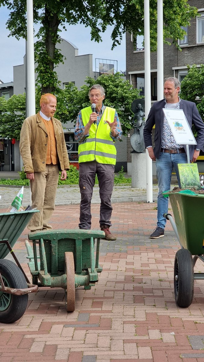 RuudBodem's tweet photo. Ontvangst door de schilder van Gogh en B&amp;W in Zundert. Van Gogh schilderde in zijn leven de nodige plattelandstaferelen met kruiwagens. https://t.co/WJvqrHkY6a