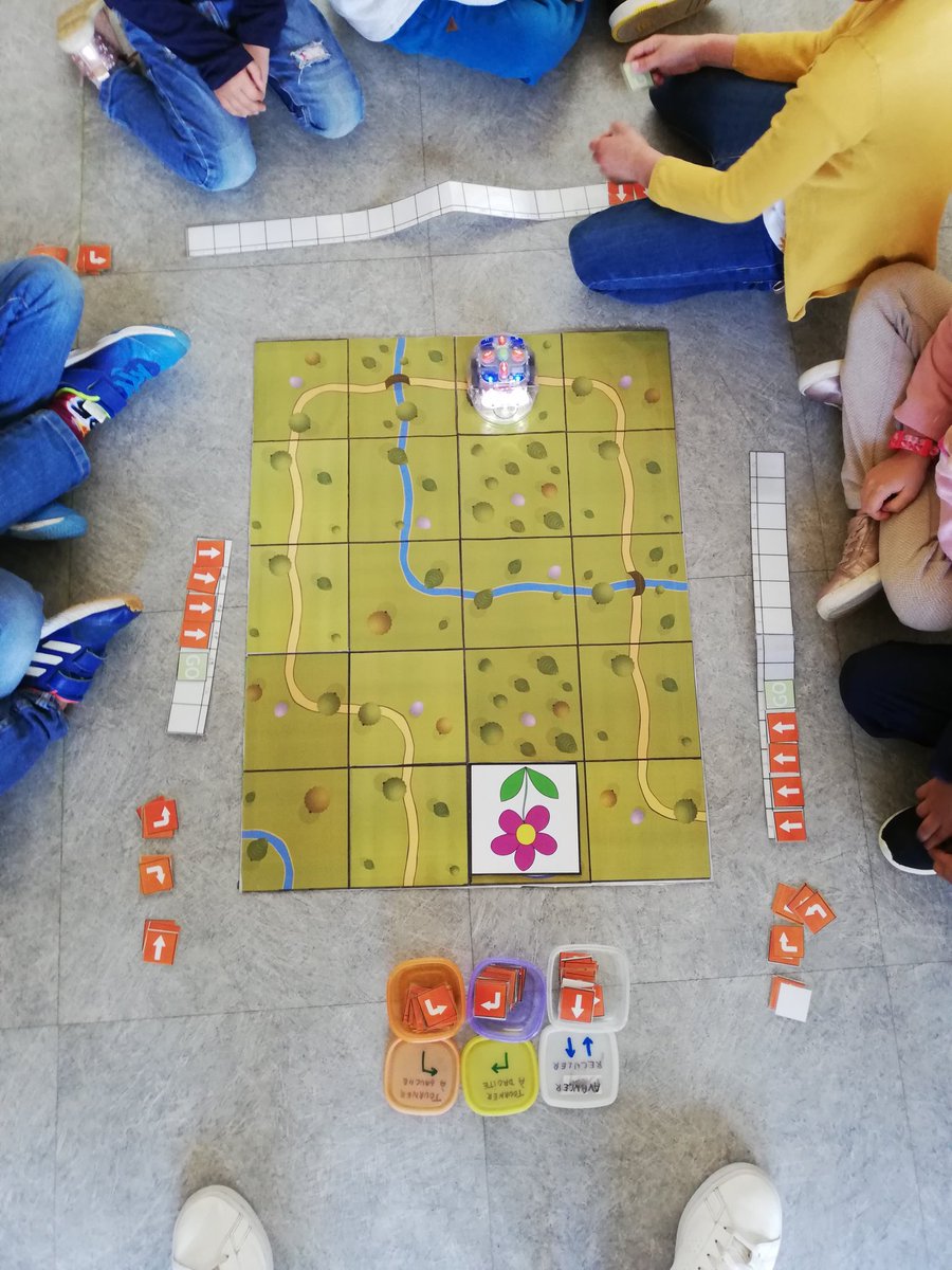 On code les déplacements ! Blue Bot en action à L'EMPU Cachin de Saint Junien. <a href="/Dsden87/">DSDEN de la Haute-Vienne</a> <a href="/aclimoges/">Académie de Limoges</a>