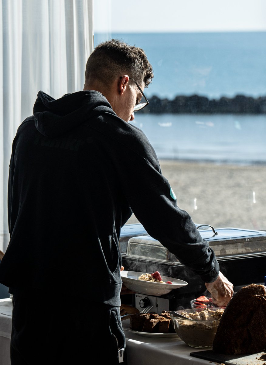 AlpecinPT's tweet photo. Made by @WimWinkel1, fueled by @Foodmaker_be.

After a powerful breakfast, we are ready to take on stage 17 of the @giroditalia, located near the beautiful Adriatic Sea.  

Good luck guys! 

📸: Mr. Pinko

#AlpecinDeceuninck #foodmaker #healthyfood #Giro #GirodItalia https://t.co/9HN8ZkOCuS