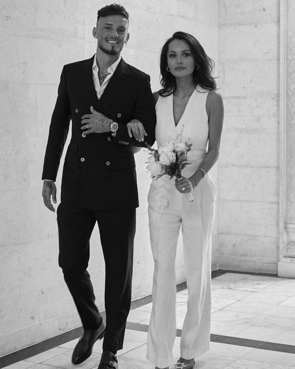 ItsAWagWagWorld's tweet image. Congrats to #MillyAdams and #BenWhite on tying the knot! The beautiful couple married at the Old Marylebone Town Hall in London on May 21....And they lived happily ever after! #Arsenal #weddingday