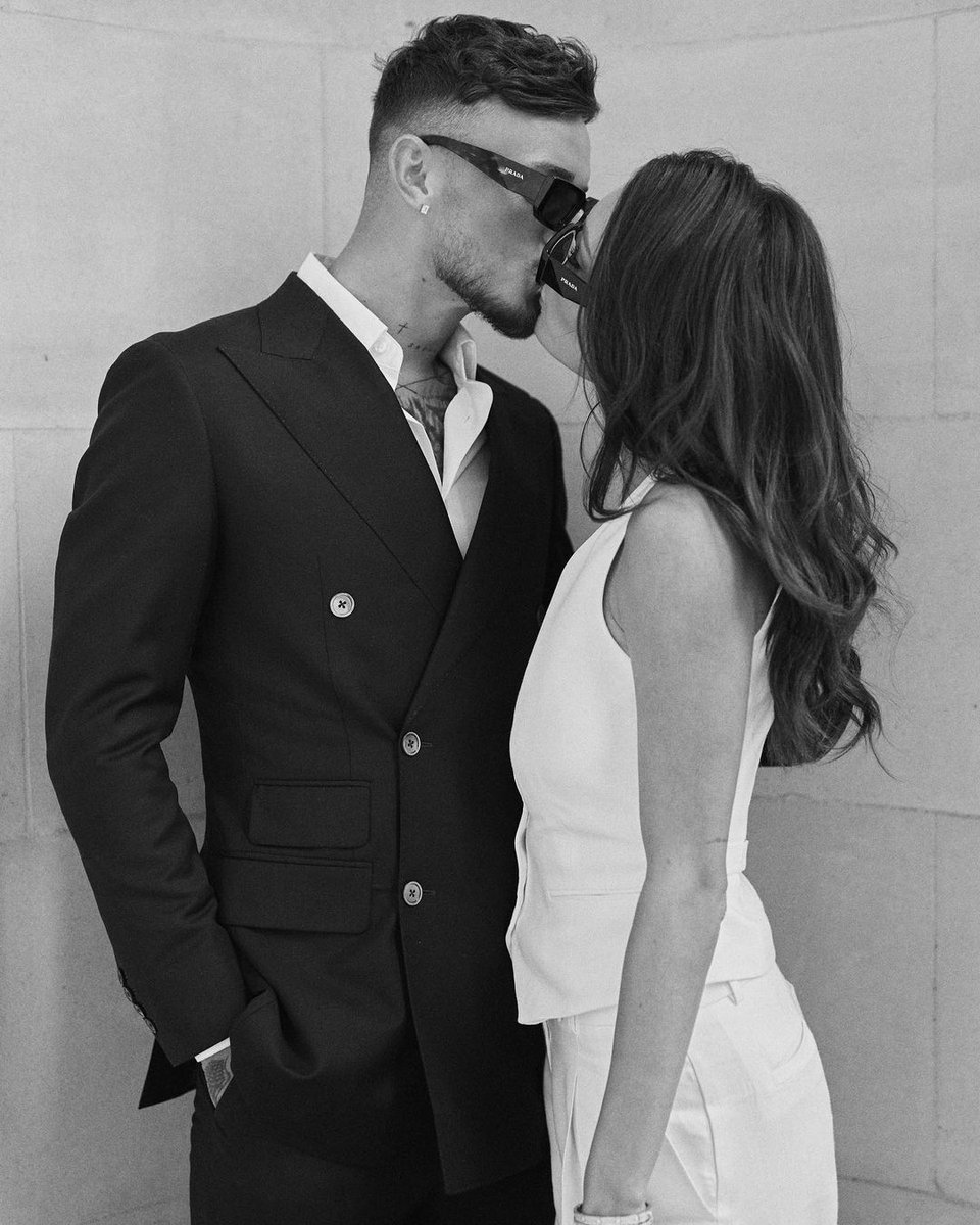 ItsAWagWagWorld's tweet image. Congrats to #MillyAdams and #BenWhite on tying the knot! The beautiful couple married at the Old Marylebone Town Hall in London on May 21....And they lived happily ever after! #Arsenal #weddingday