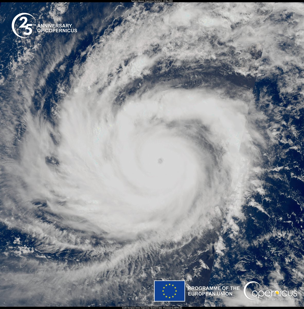 defis_eu's tweet photo. #ImageOfTheDay
#Maware 🌀 is
➡️a super typhoon, equivalent to a category four hurricane
➡️ one of the most powerful typhoons in recent years in the Pacific Ocean
➡️ currently lashing the island of Guam, before heading towards the Philippines
⬇️Yesterday's #Sentinel3🇪🇺🛰️ image https://t.co/EwDetKgZdt